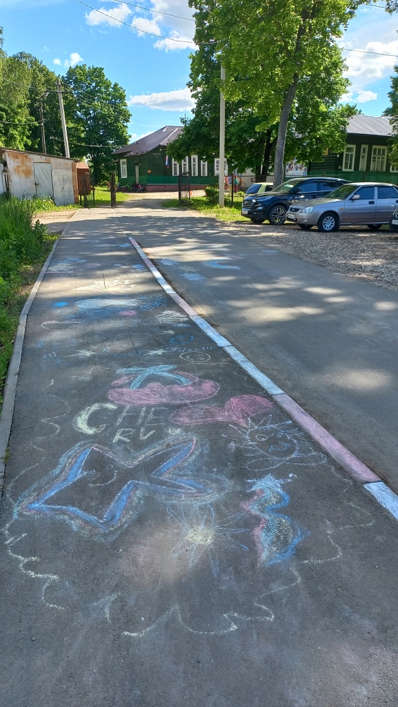 Выделенный тротуар от остановки до здания.jpg Выделенный тротуар от остановки до здания.jpg
